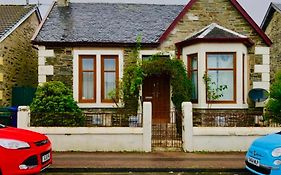 Homely Spacious Cottage In Central Location